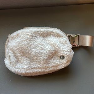 Lululemon 1L belt bag, ivory sherpa🩶